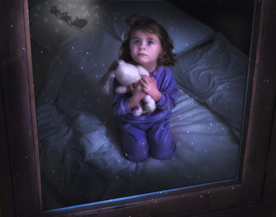 Bambina con orsacchiotto che guarda Babbo Natale dalla finestra